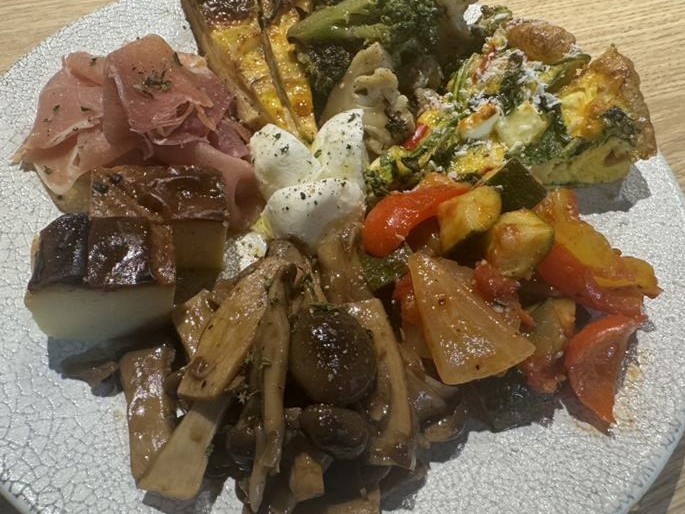 お店に来たらまずはコレ！多彩な味わいを楽しめる前菜盛り合わせ