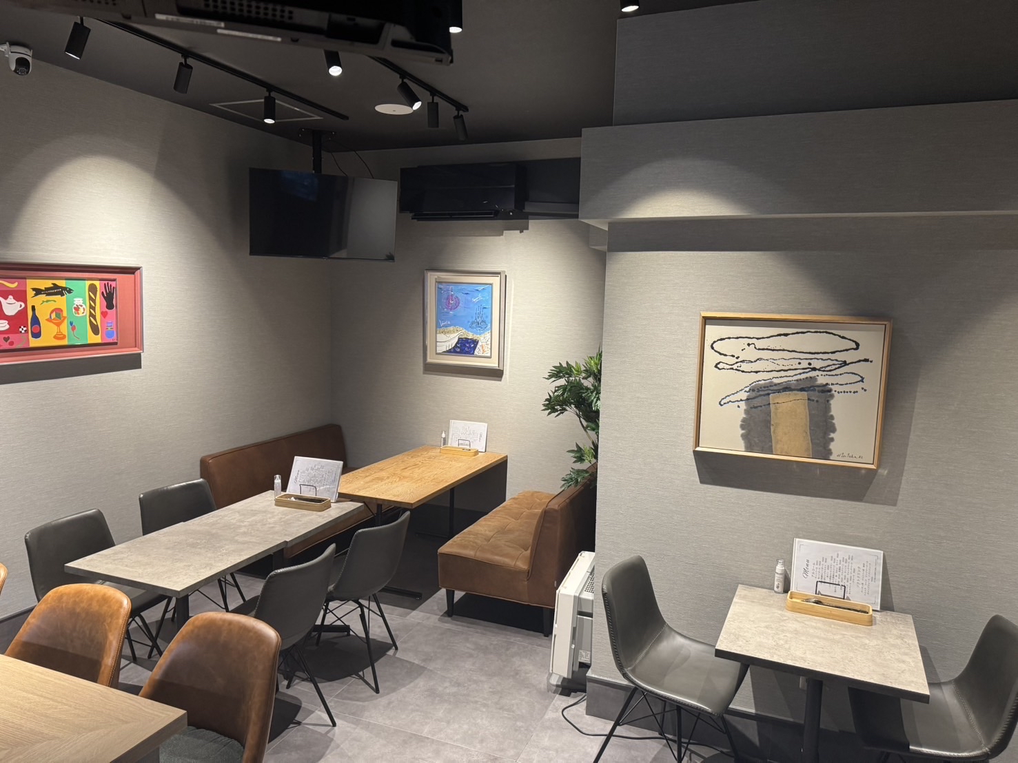 洋楽が流れるおしゃれ空間で、ゆったりと食事とお酒を楽しむ